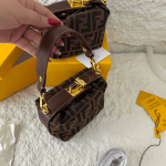 Fendi Mini çanta elegante për femra me dizajn modern dhe akcenta luksoze.