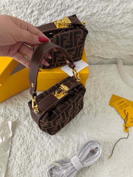 Fendi Mini çanta elegante për femra me dizajn modern dhe akcenta luksoze.