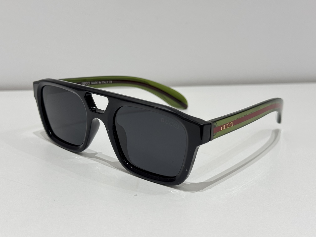 gucci-8-kryesore Syze Dielli Gucci me kornizë të zezë dhe akcentet jeshile-të kuqe.