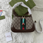Gucci Jackie çanta me dizajn unik dhe brezi gjelbër-kuq.