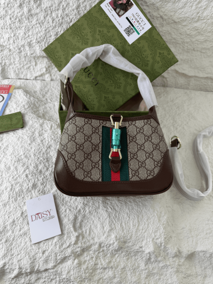 Gucci Jackie çanta me dizajn unik dhe brezi gjelbër-kuq.
