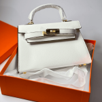 Çanta Hermes Kelly e bardhë në kutinë portokalli, aksesori luksoz i modës.