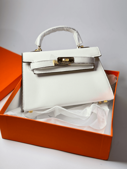 Çanta Hermes Kelly e bardhë në kutinë portokalli, aksesori luksoz i modës.