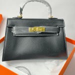 Çanta Hermes Kelly, çantë luksoze për femra, e bërë nga lëkura e cilësisë së lartë.