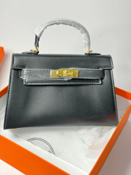 Çanta Hermes Kelly, çantë luksoze për femra, e bërë nga lëkura e cilësisë së lartë.