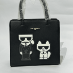 Çanta Karl Lagerfeld black tote për femra, me grafikë kartun.