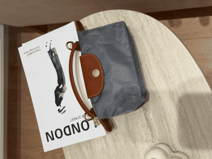Çanta femrash Longchamp Le Pliage XS on table, elegant and compact.