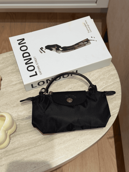 Çanta femrash Longchamp Le Pliage XS, një kombinim elegancë dhe funksionaliteti.