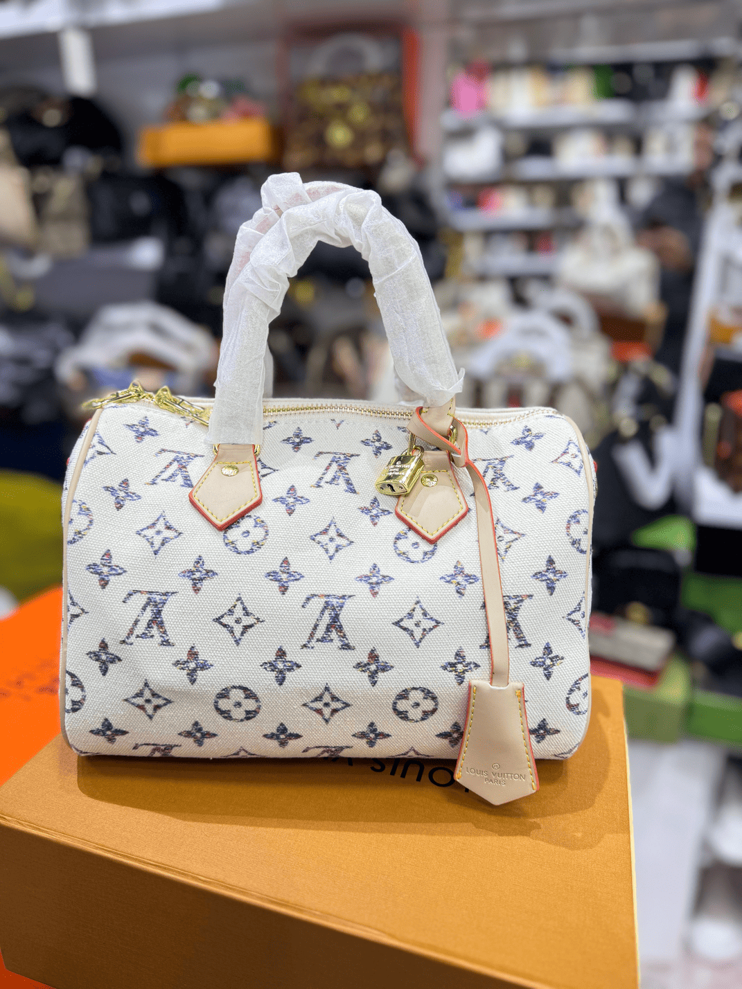 louis-vuitton-kryesore Louis Vuitton Speedy handbag with monogram pattern on display.