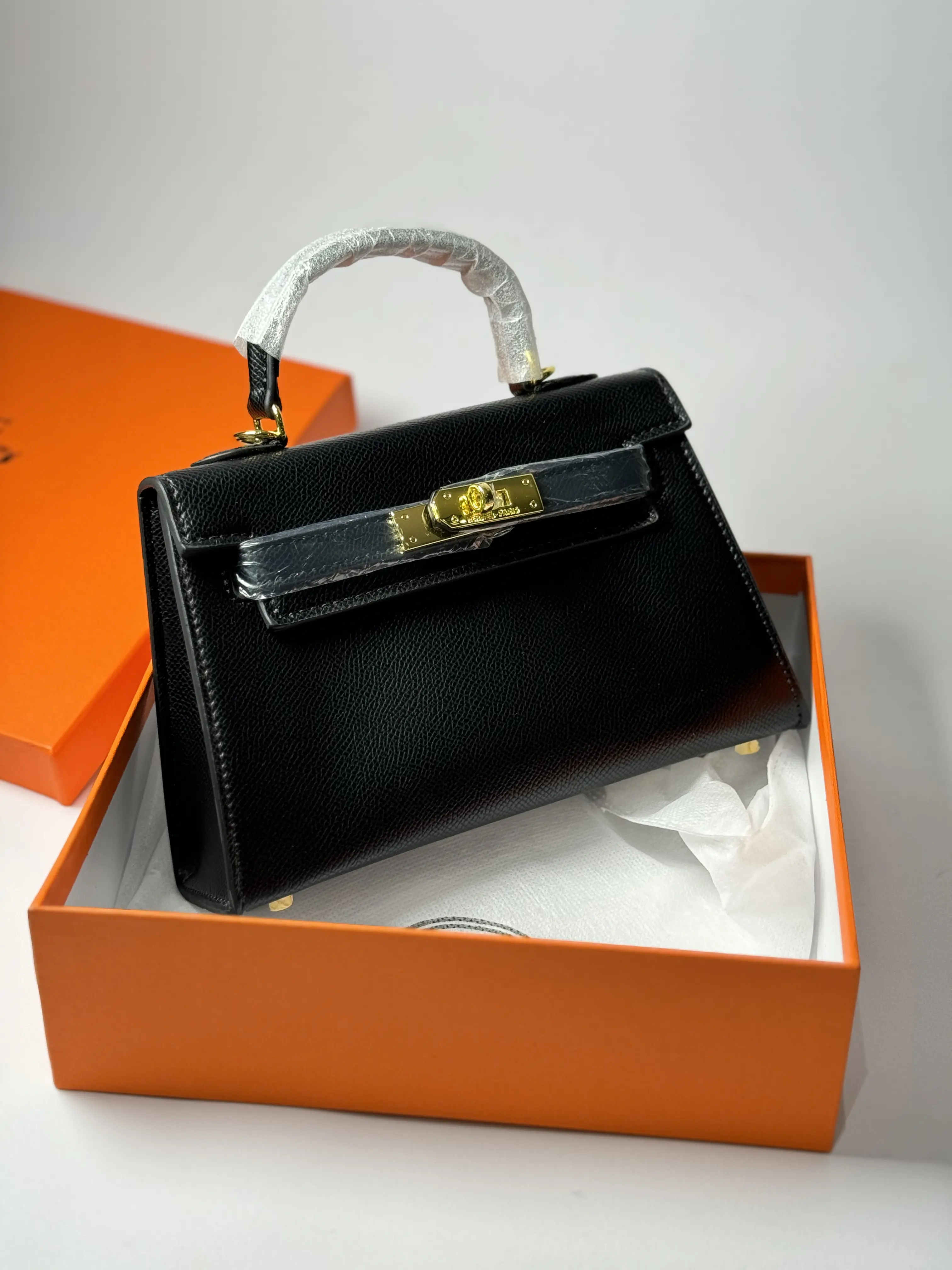 mini-kryesore-1 Çantë moderne për femra HERMES KELLY MINI e dizajnuar me stil.