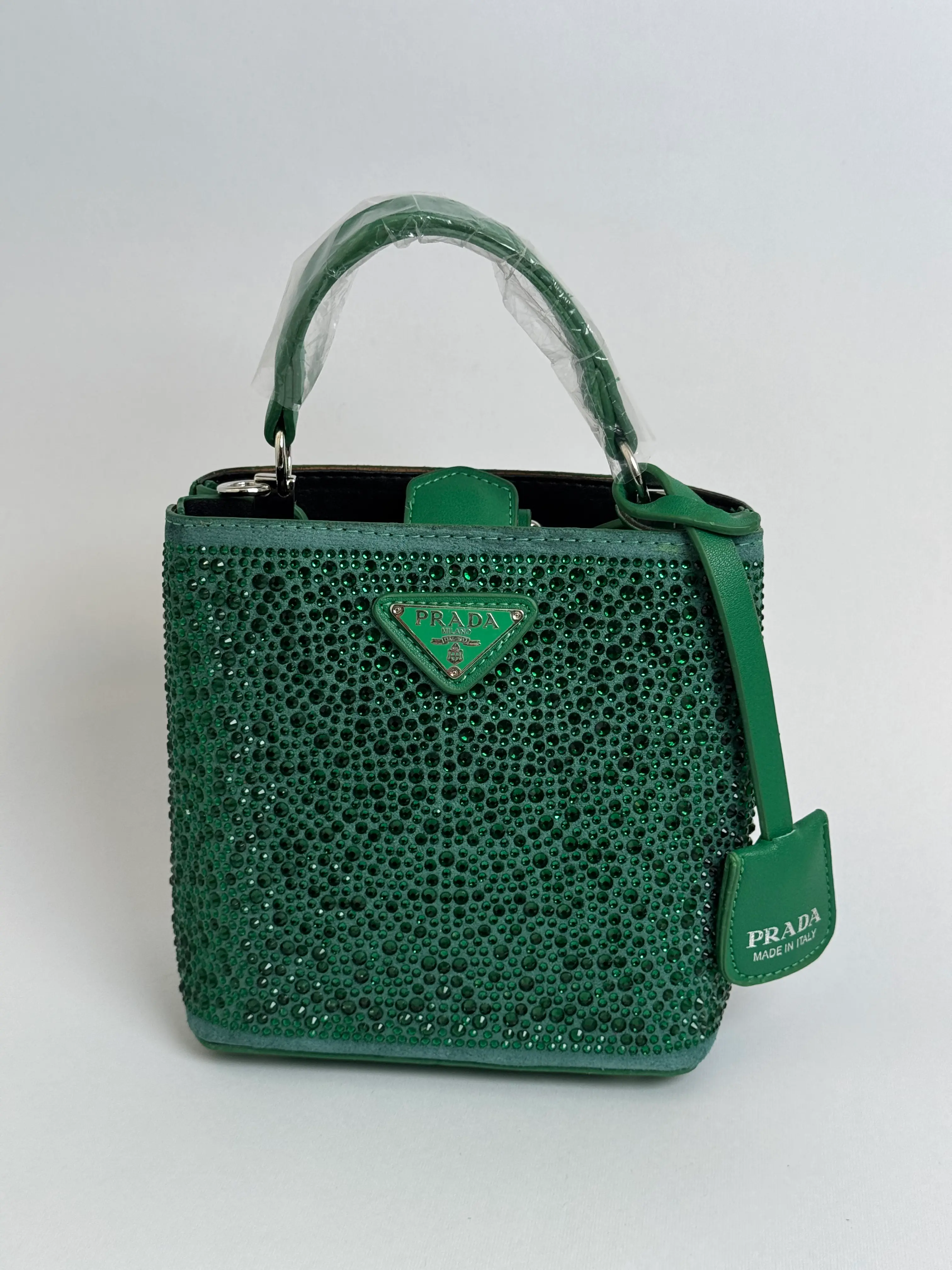 prada-2-kryesore Çantë moderne për femra me dizajn elegant dhe cilësi të lartë.