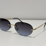 Syze dielli Ray-Ban me mbrojtje UV dhe dizajn modern.