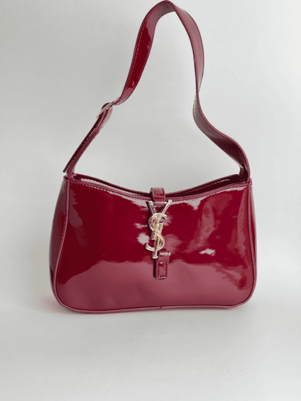 YSL Hobo, çanta e kuqe me ndriçim të shkëlqyer dhe detaje në ar.