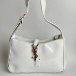 Çanta YSL Hobo, ideale për femra, me dizajn elegant.