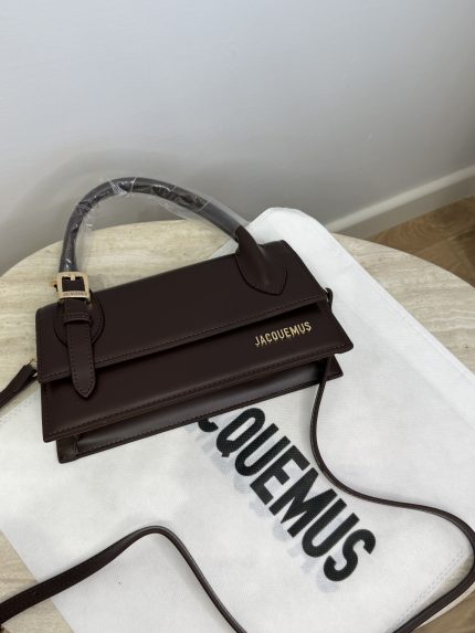 Canta Jacquemus Le Chiquito Long handbag on branded dust bag.