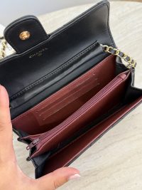 Çantë Mini Chanel me zinxhir, hapur, me ndarje të brendshme.