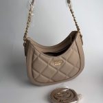 Çanta Guess Hobo beige quilted handbag with gold chain strap.