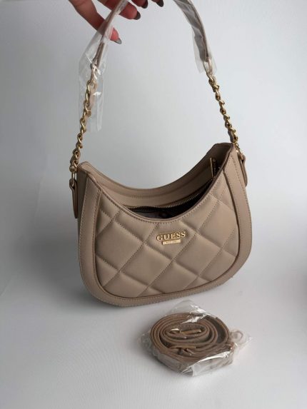 Çanta Guess Hobo beige quilted handbag with gold chain strap.