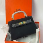 Hermès Mini Kelly çantë, black leather, in orange box.