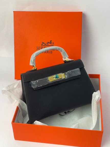 Hermès Mini Kelly çantë, black leather, in orange box.