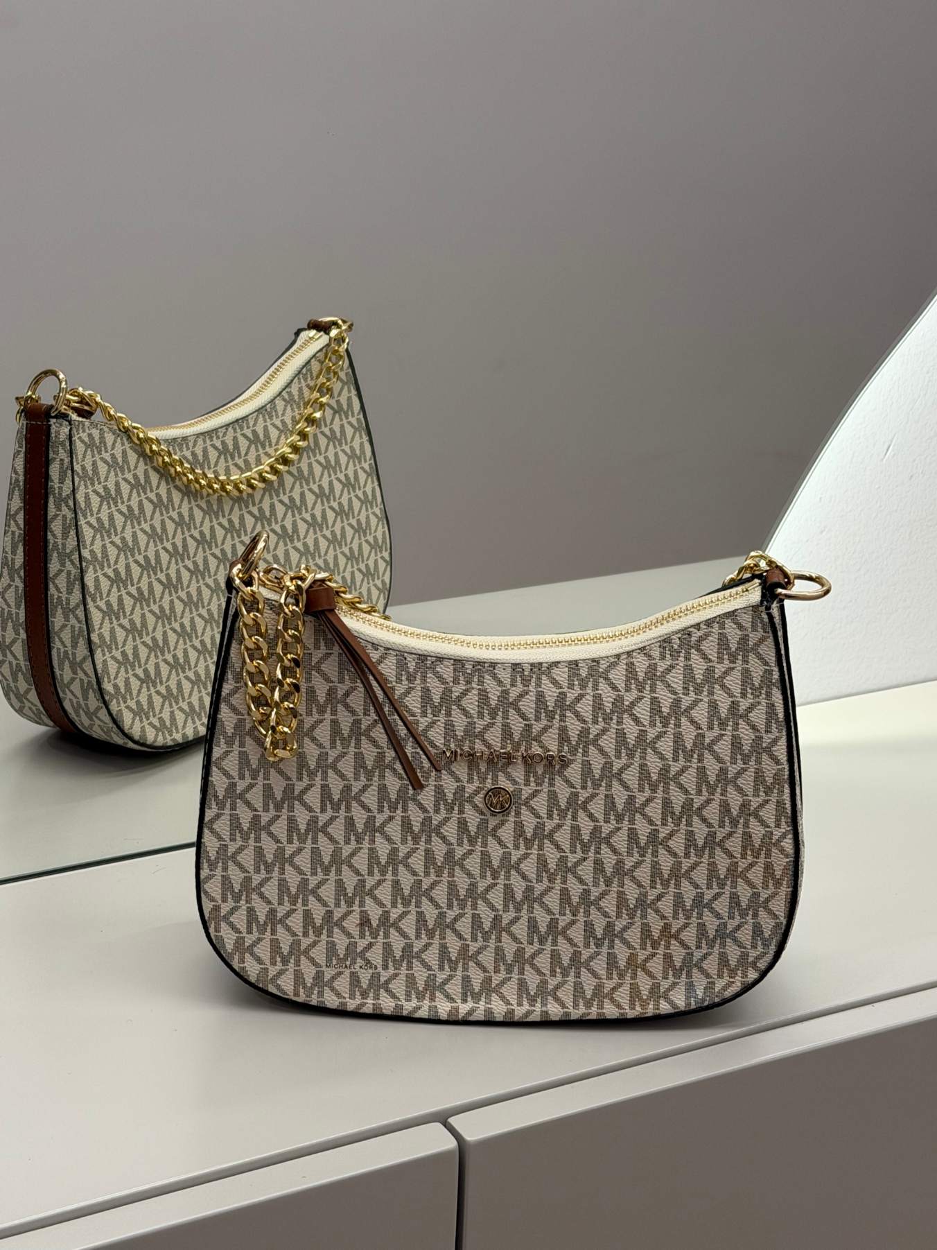 ds-canta-509-kryesore Michael Kors Hobo monogram cream bag with gold chain.