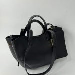 Black Daisy Store Tote Mini çantë të vogël with handles.