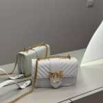 Pinko Love Bag e bardhë chevron with gold chain and logo.