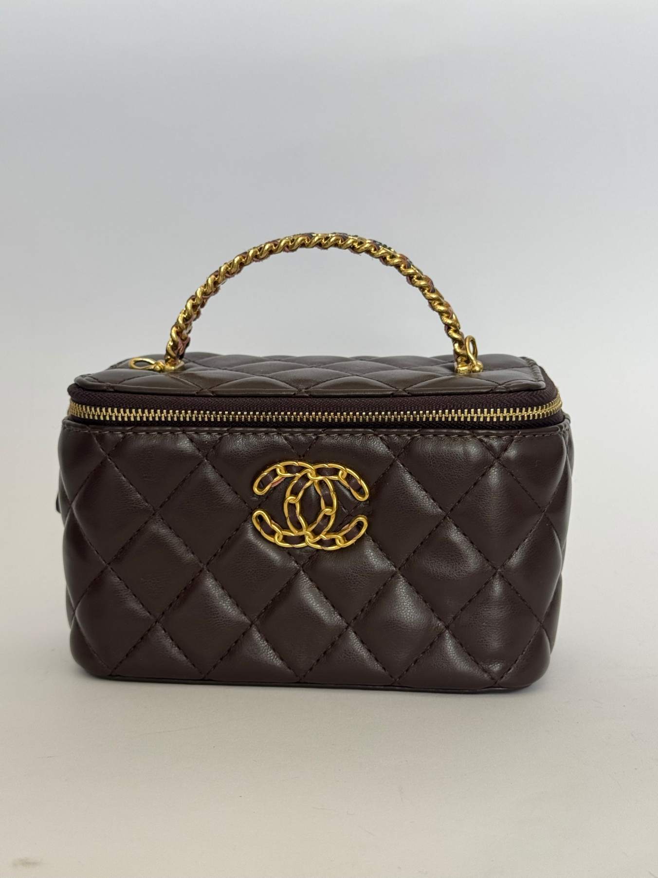 ds-canta-526-kryesore Chanel Vanity Case Kafe with quilted leather and gold chain handle.