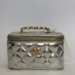 Chanel Vanity Case Argjendi silver quilted elegant handbag.