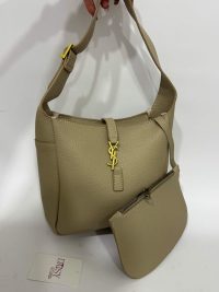 Çantë Saint Laurent Le 5 à 7 beige with gold logo.