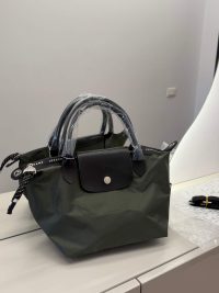 Çanta Longchamp Le Pliage, elegant green handbag with black leather accents.