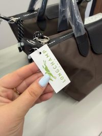 Çanta Longchamp Le Pliage, elegant brown handbag with tag.