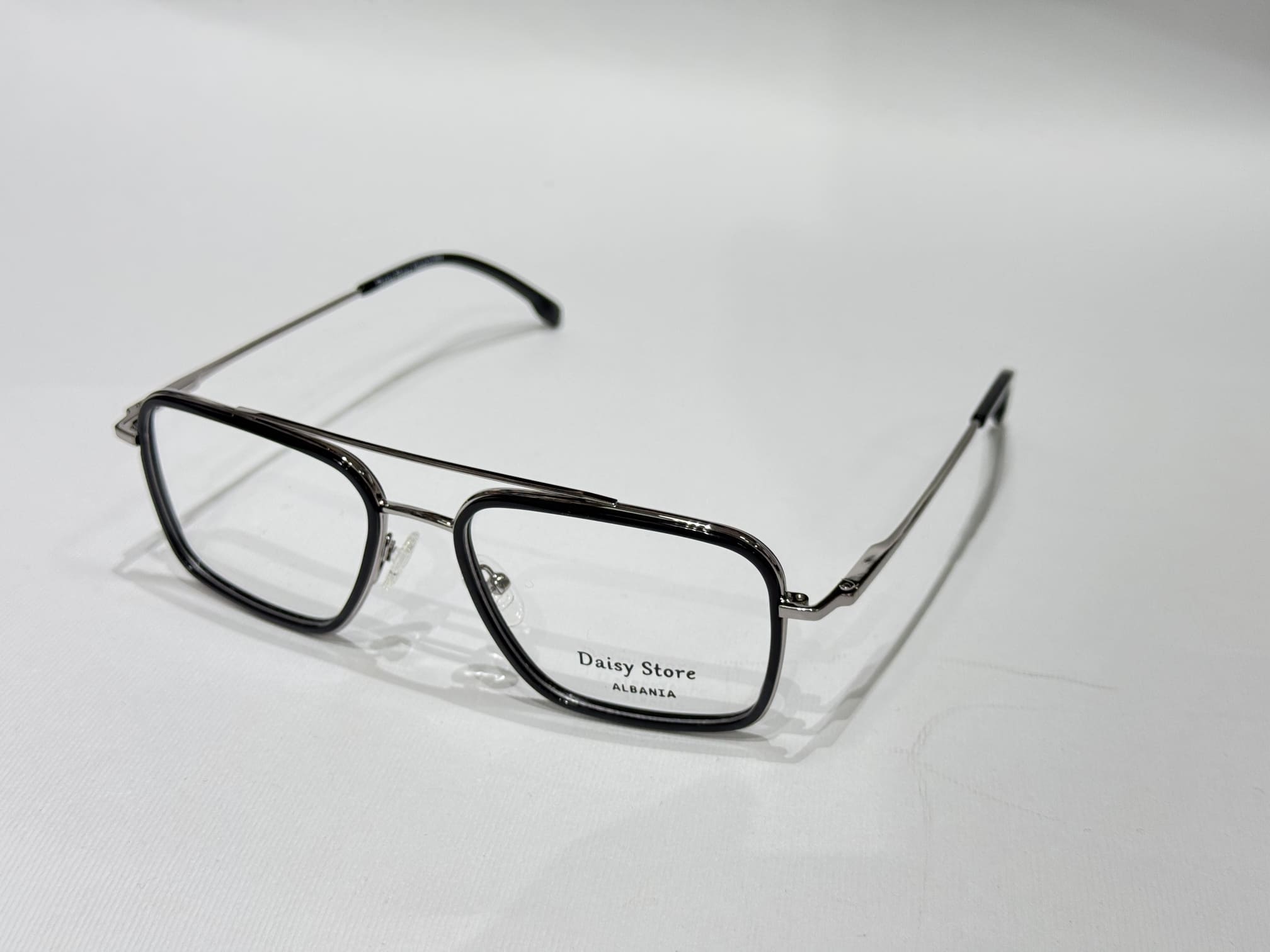 ds-frames-women-004 Women's stylish optical glasses with sleek metal frame.