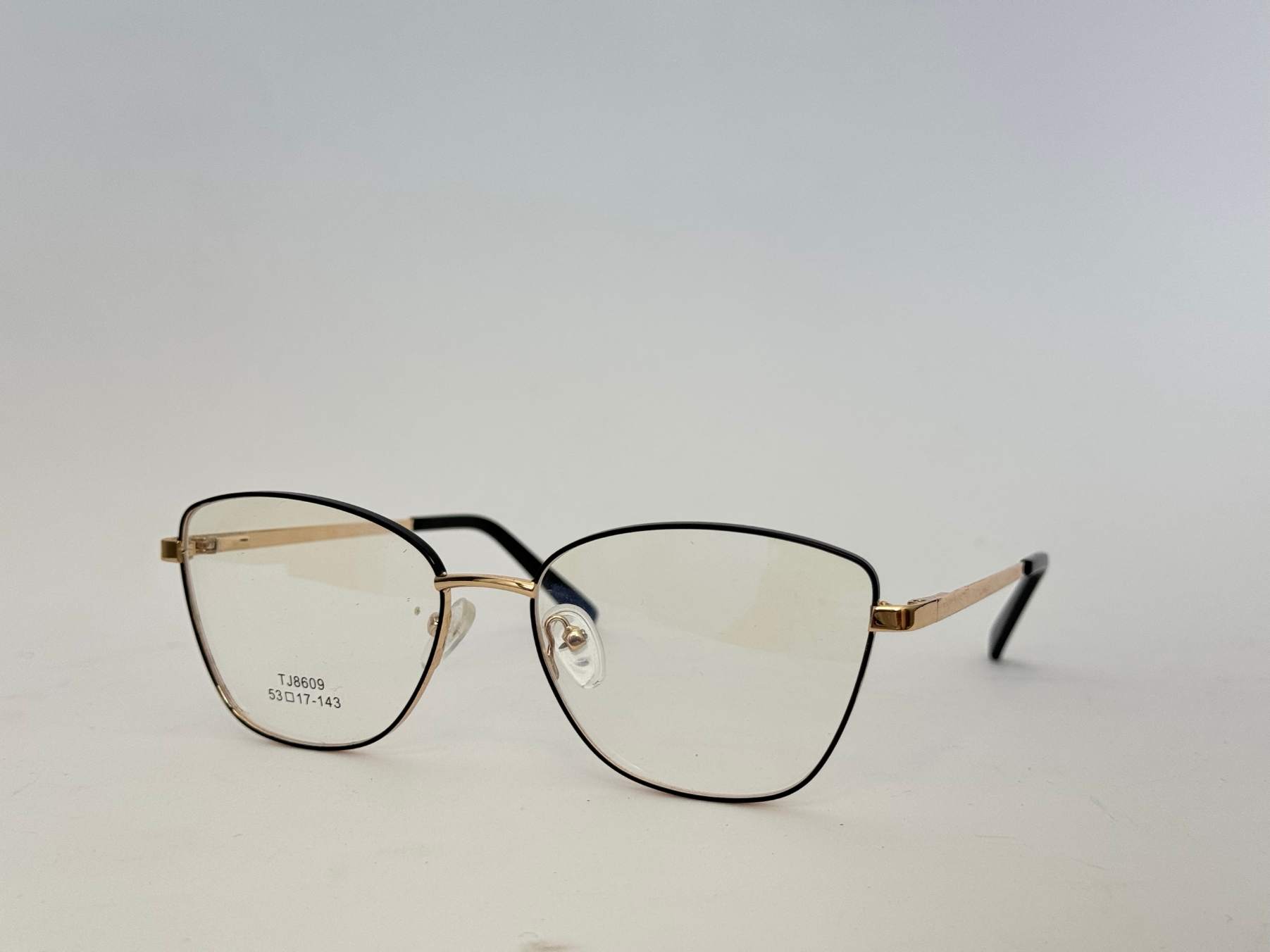 ds-syze-optike-150-kryesore Stylish Skelete Optike Daisy eyeglasses with gold accents.