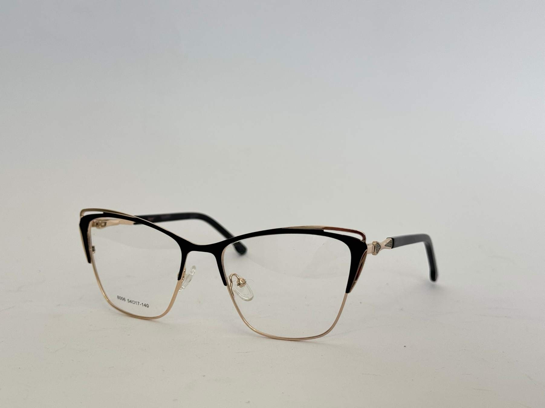 ds-syze-optike-222-kryesore Elegant women's eyeglasses with black and gold frame.