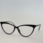 Stylish black cat-eye women's glasses for comfort and elegance.