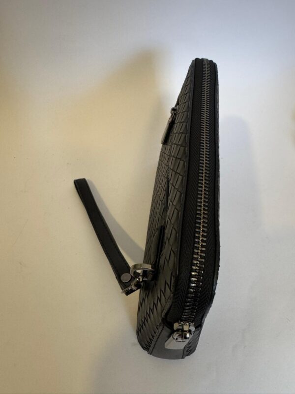 clutch lëkure e thurur bottega veneta