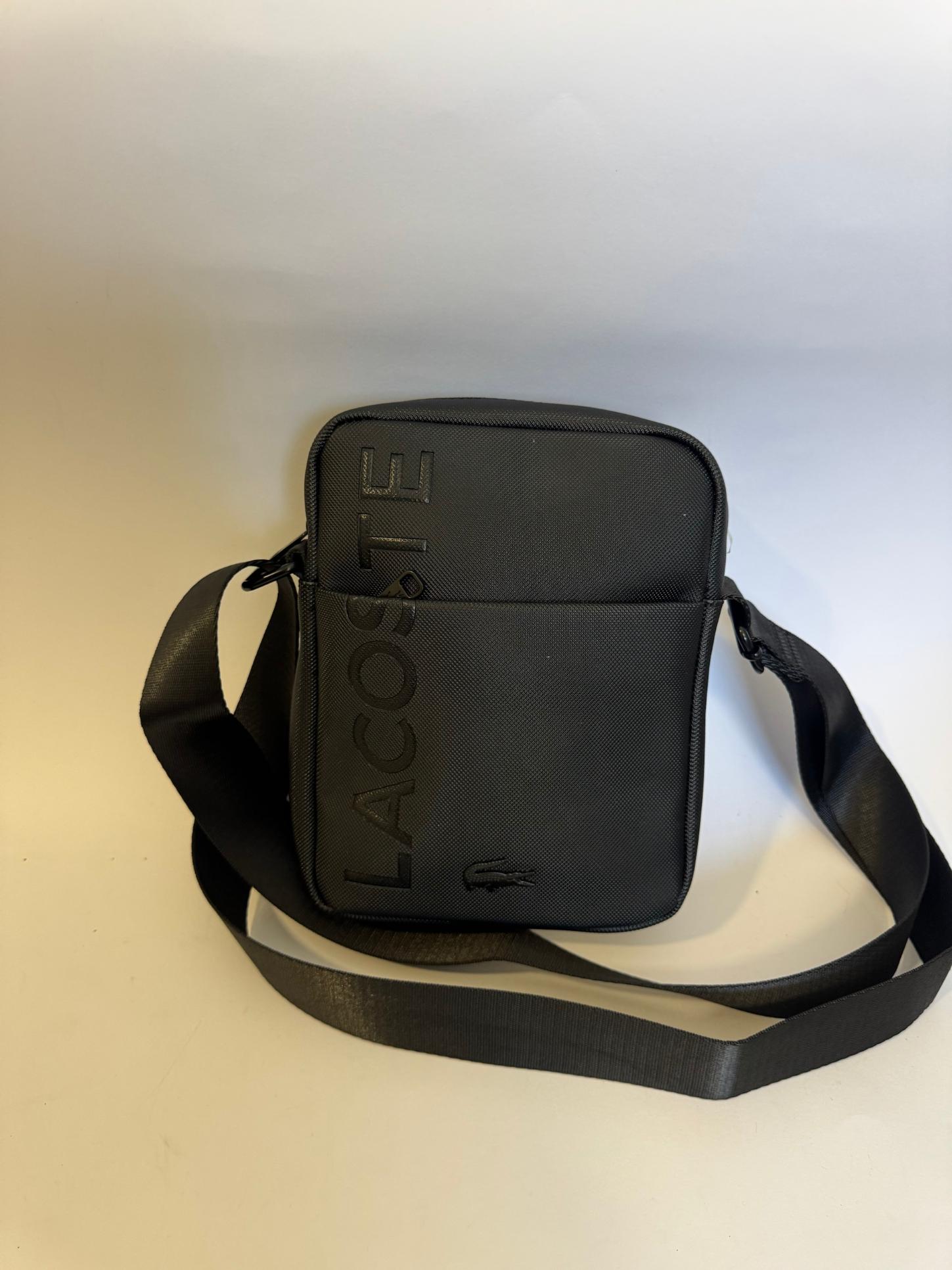 ds-canta-584-kryesore Black Lacoste men's crossbody bag with logo and adjustable strap.
